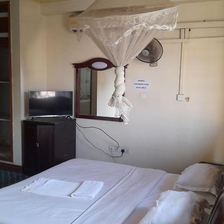 New Jbk Hotel Kampala Esterno foto