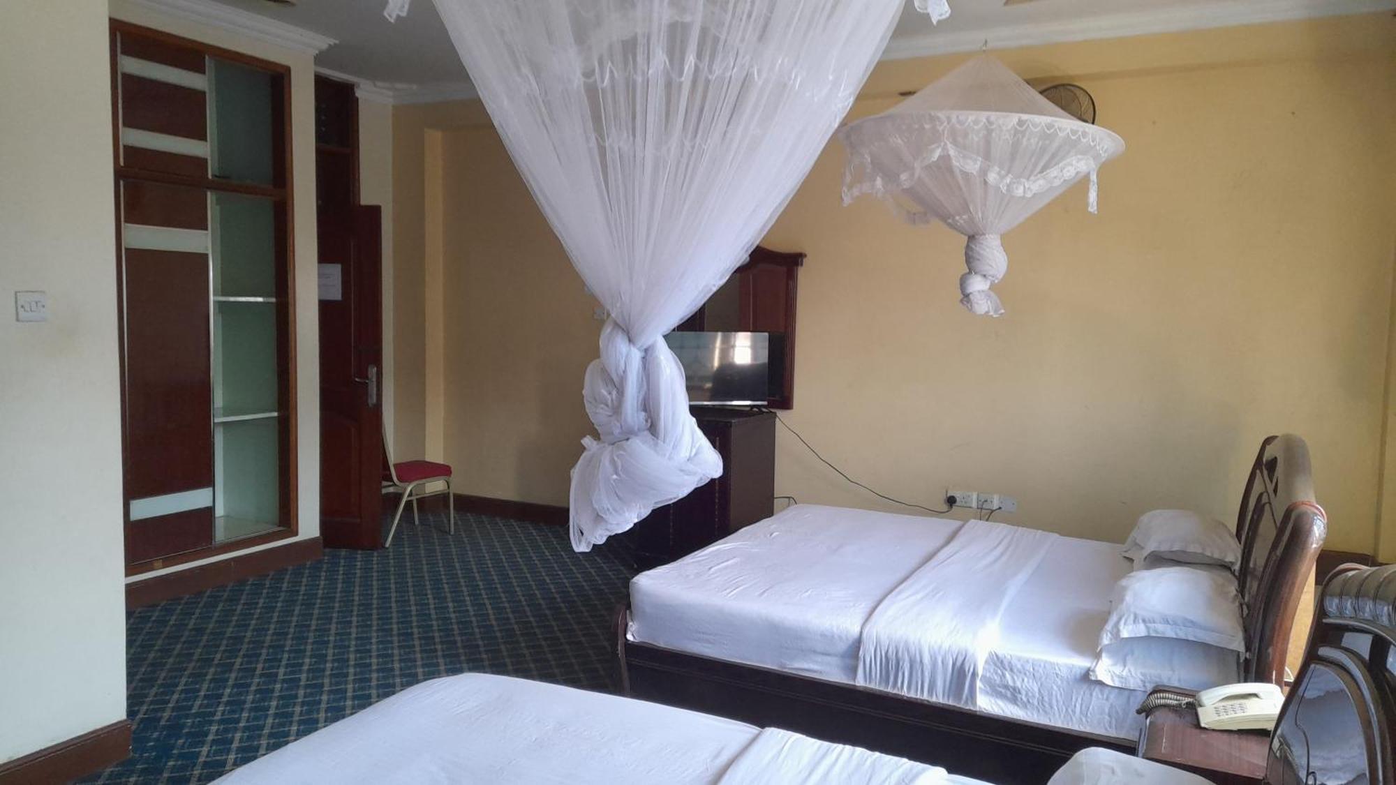New Jbk Hotel Kampala Esterno foto