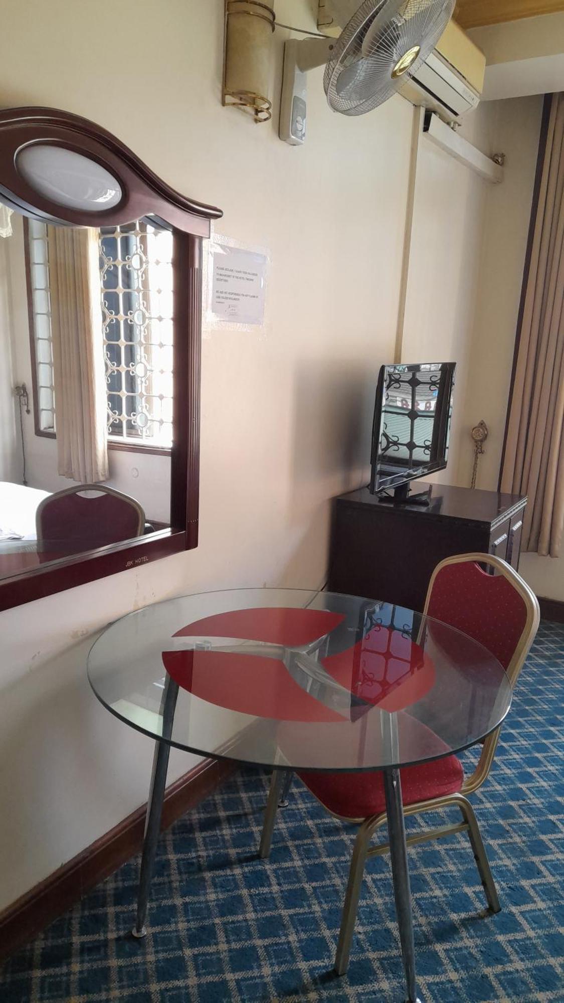 New Jbk Hotel Kampala Esterno foto