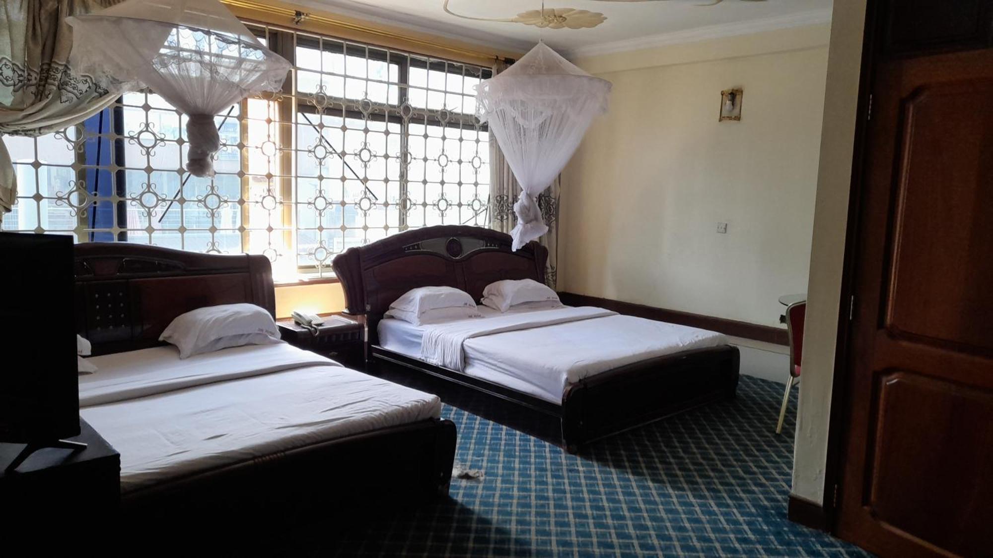 New Jbk Hotel Kampala Esterno foto
