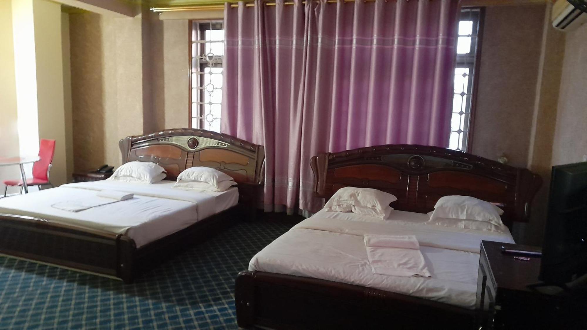 New Jbk Hotel Kampala Esterno foto