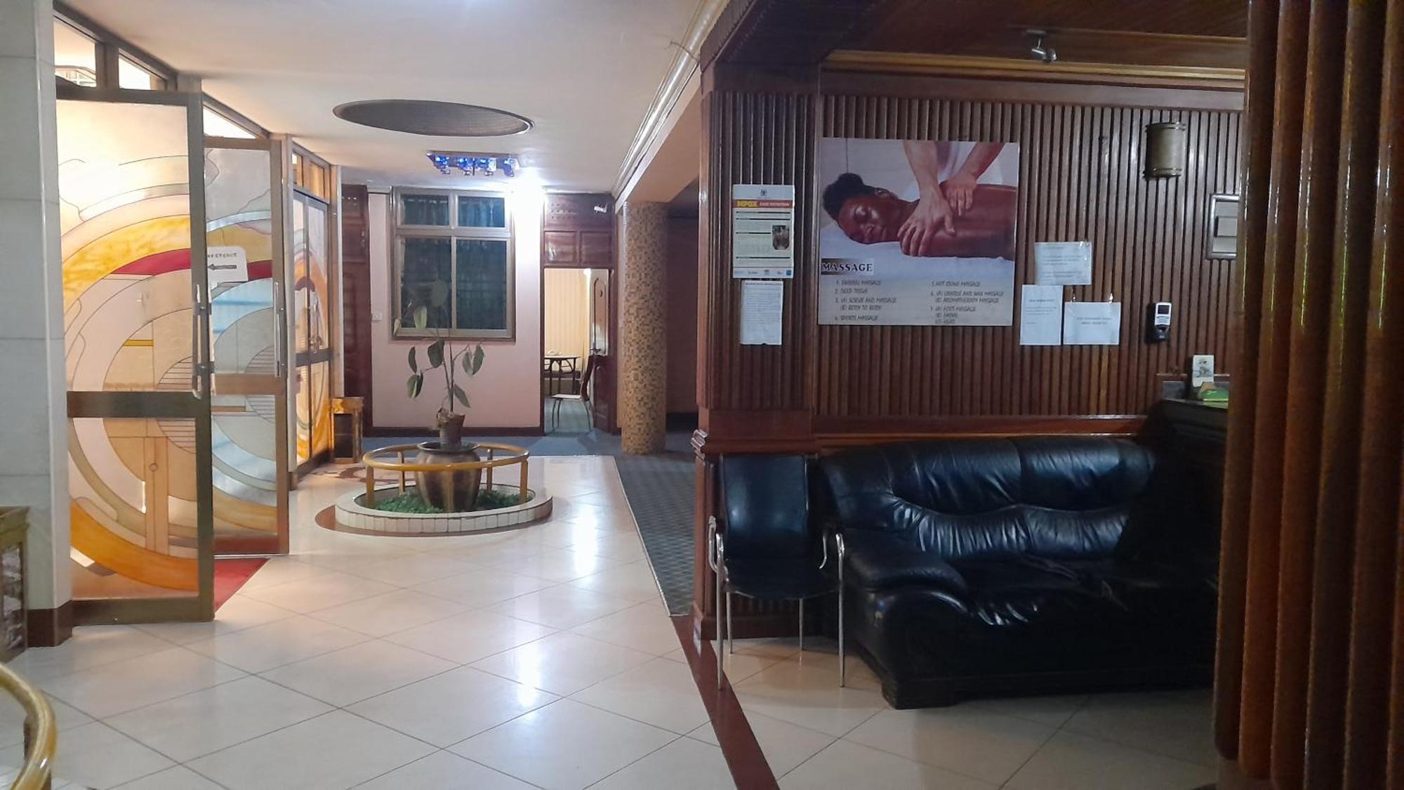 New Jbk Hotel Kampala Esterno foto