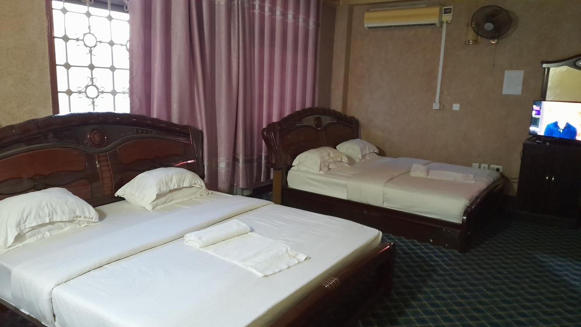 New Jbk Hotel Kampala Esterno foto