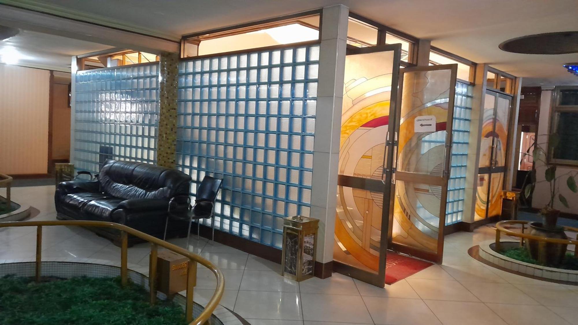 New Jbk Hotel Kampala Esterno foto